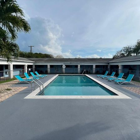 Hollywood Gardens Inn & Suites Ngoại thất bức ảnh