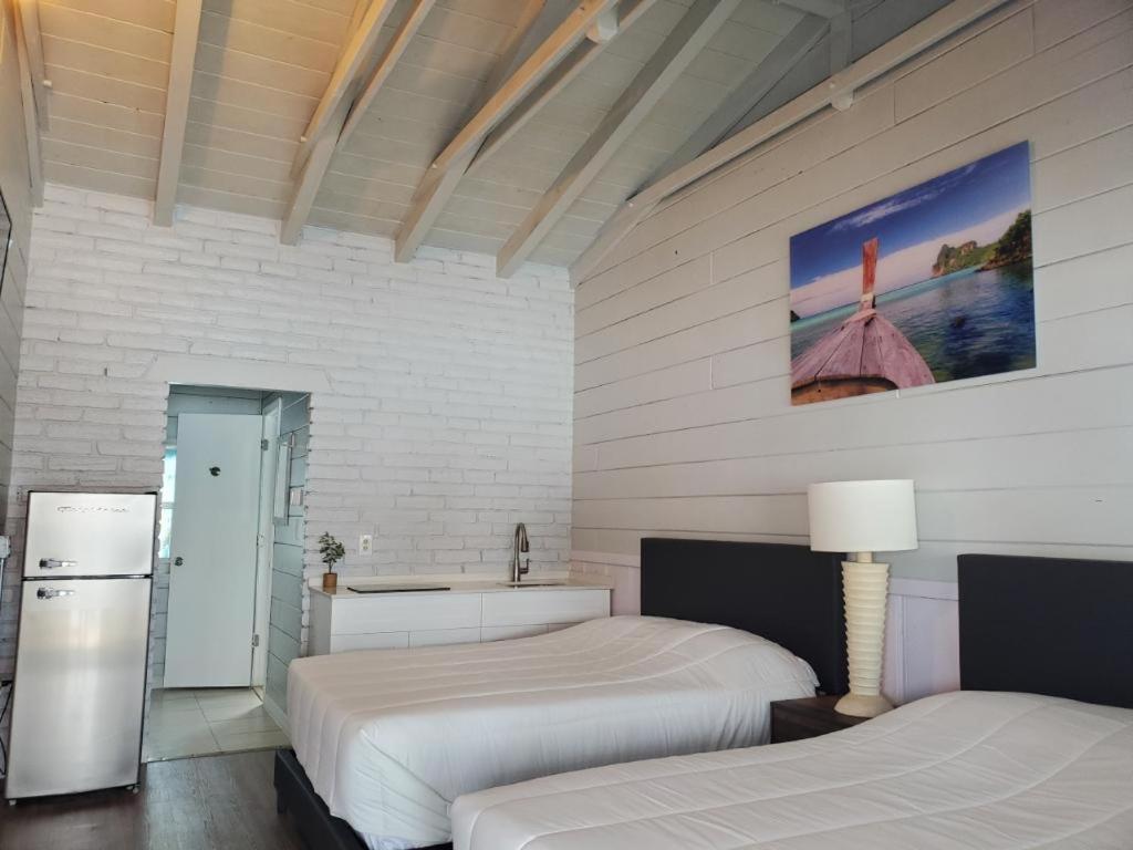 Hollywood Gardens Inn & Suites Ngoại thất bức ảnh